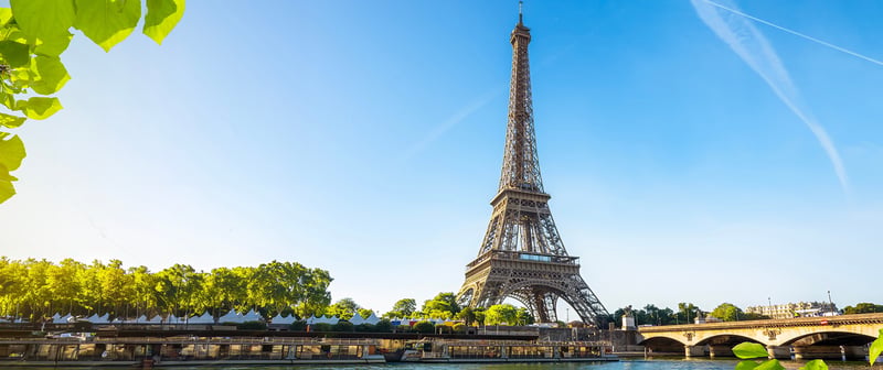 The Most Romantic Cruise Destinations for Valentine’s Day:Seine in Paris with Eiffel Tower at daytime