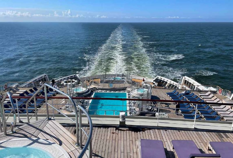 Queen-Mary-2-Review-Norwegian-Fjords-Pool-area-