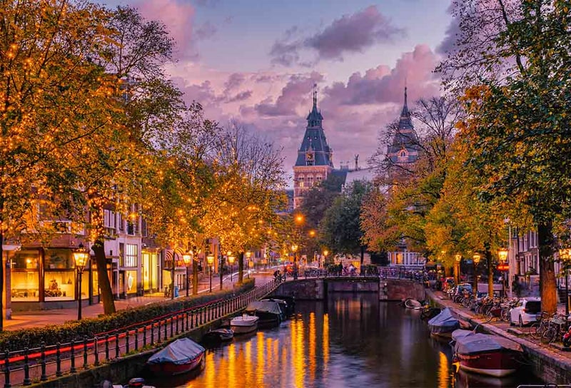 Canals-of-Amsterdam-during-Christmas-Best-3-Night-Christmas-Market-Cruises