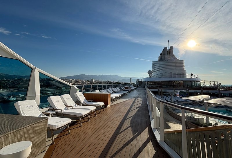 oceania allura pool deck area